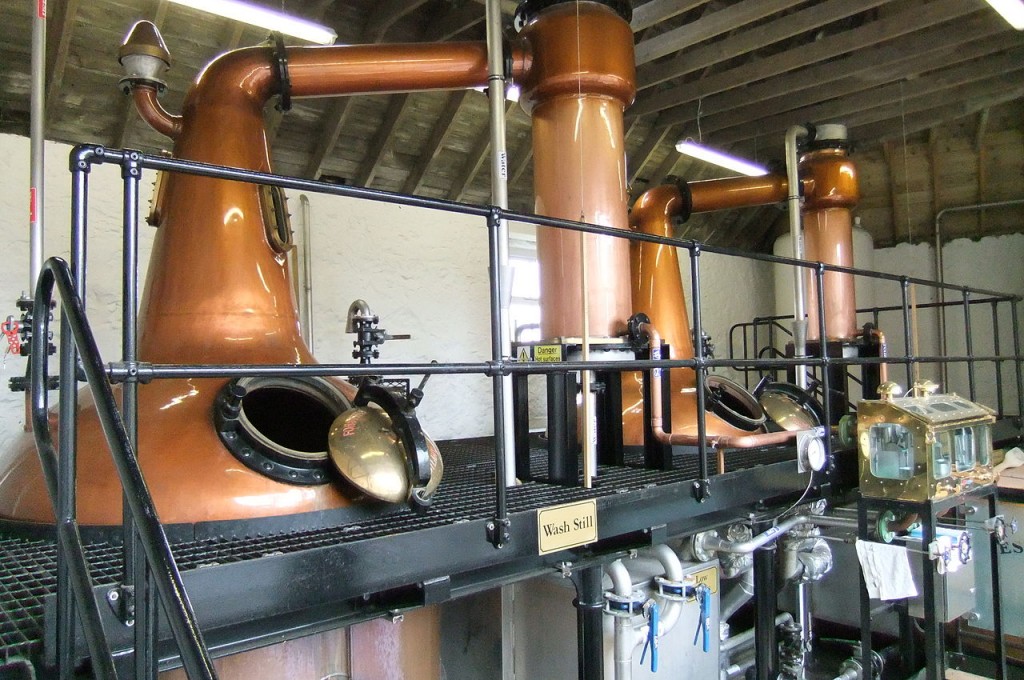 Die Brennblasen der Daftmill-Destillerie. Foto von Lhinrich unter der GNU-Lizenz