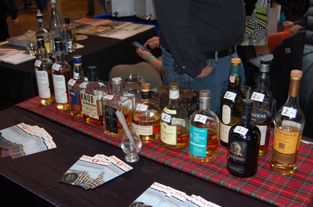 Wir hatten unsere Whiskyschränkchen geplündert um Whiskyeinsteigern eine Vielfalt von Stilen anbieten zu können. Danke übrigens an Càrn Mòr für die beiden Flaschen - wurden sehr gemocht!