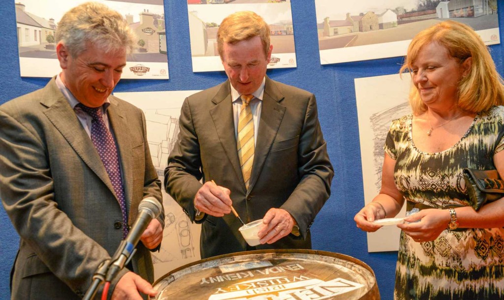 An Taoiseach unterschreibt das erste Fass, das seit einem Jahrhundert in Connaught befüllt wird. Bildrechte bei Nephin Distillery