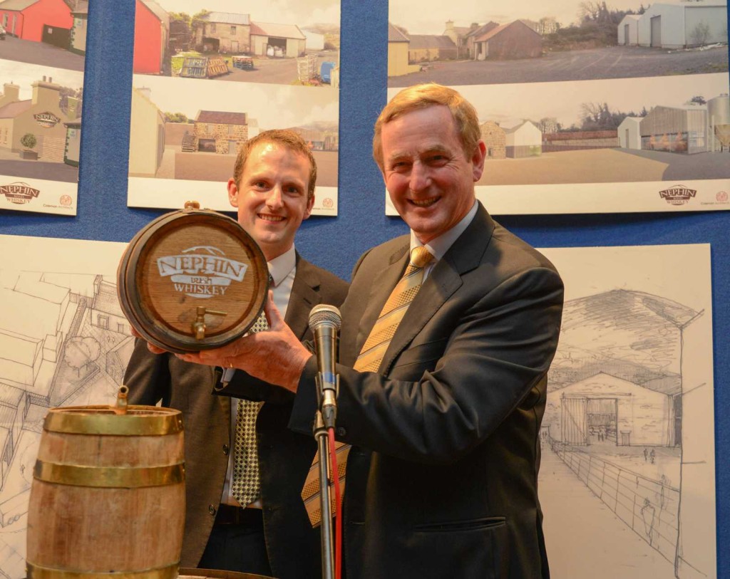 Mark Quick, Sales Director von Nephin Whiskey Company ptäsentiert An Taoiseach ein handgemachtes Nephin-Fass. Bildrechte bei Nephin Distillery