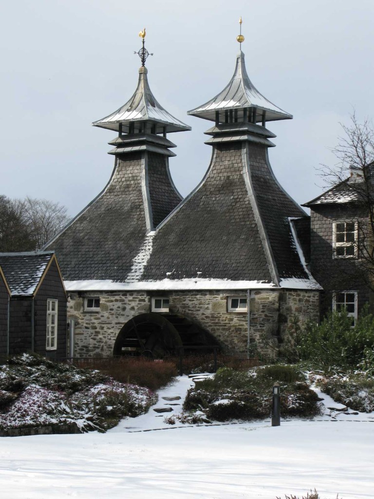 Strathisla Destillerie im Winter. Foto von Lakeworther unter GNU Free Documentation License