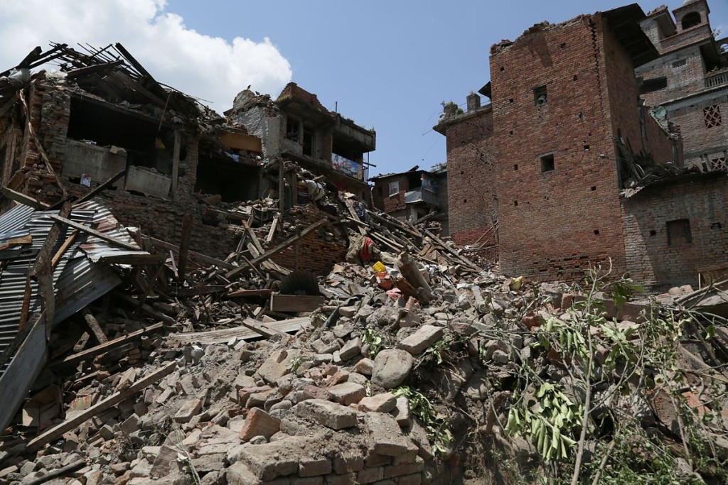 Zerstörungen nach dem Erdbeben in Nepal. „2015 Nepal depremi (7)“ von Hilmi Hacaloğlu - http://www.amerikaninsesi.com/media/photogallery/2739517.html. Lizenziert unter Gemeinfrei über Wikimedia Commons.
