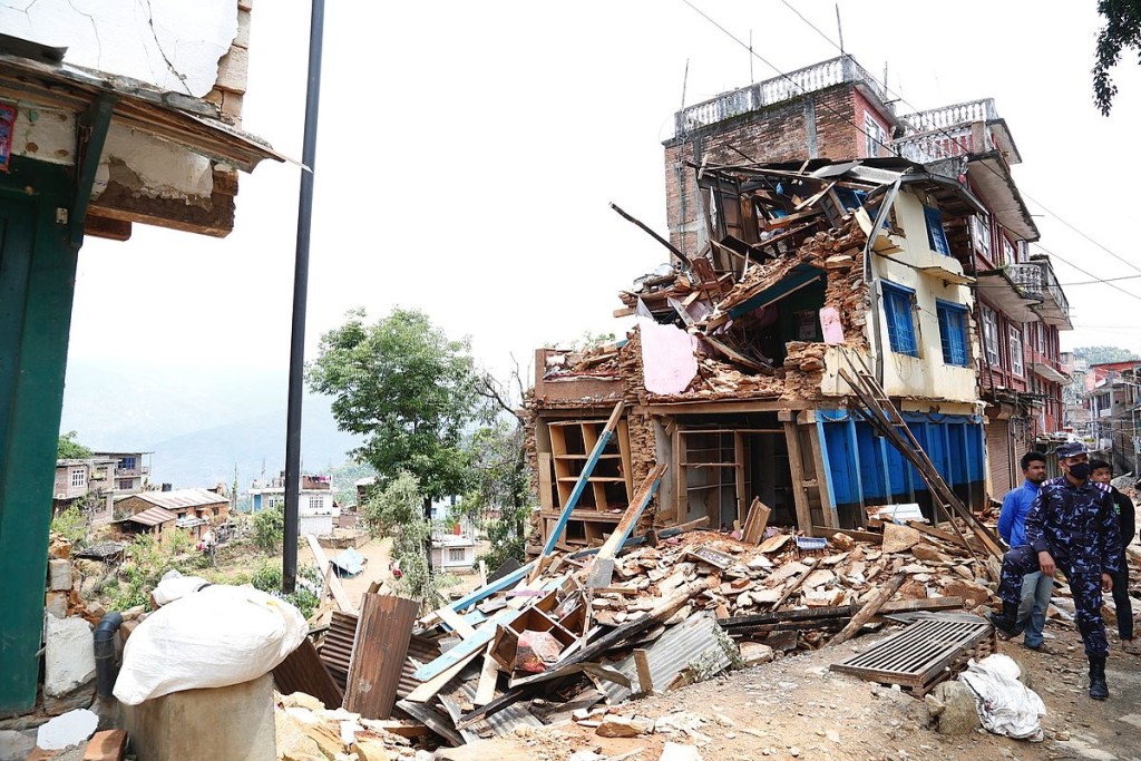 „Collapsed buildings in earthquake-hit Chautara, Nepal (16693413433) (2)“ von DFID - UK Department for International Development - Collapsed buildings in earthquake-hit Chautara, Nepal. Lizenziert unter CC BY 2.0 über Wikimedia Commons.