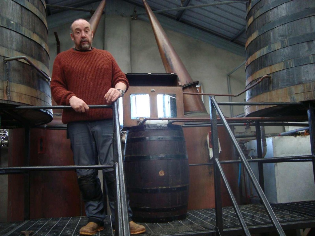 Marc Tayburn in seiner Abhainn Dearg Distillery auf Lewis