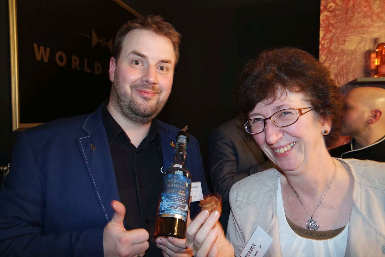 Thomas Plaue und Petra Milde bei der Durchführung eines Experimentes für Whiskyexperts, über das wir noch berichten werden. :-)