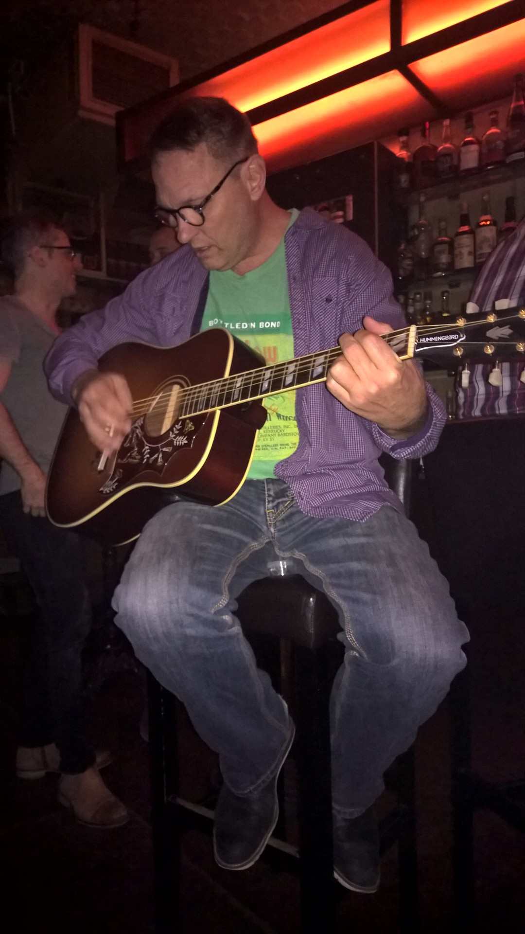 Bernie an der Gitarre - mit traditionellen Bluesgrass-Nummern