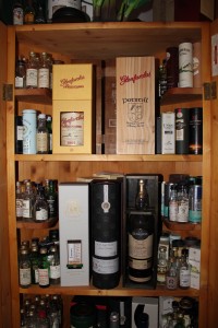 Die private Whiskysammlung will nicht nur richtig gelagert, sondern auch schön präsentiert werden (Foto: Privatsammlung Christian Spatt)
