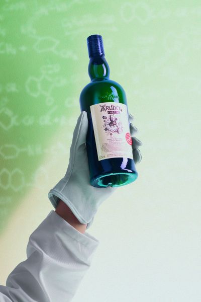 Ardbeg_Eureka_Handhold_Portrait