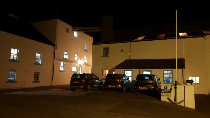 Der Innenhof von Bruichladdich bei Nacht