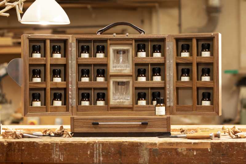Master-of-Malt-The-Distillers-One-of-One-Whisky-Cabinet