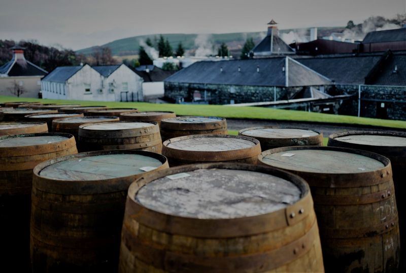 Glenfiddich-Distiller-at-work-Rauch-und-Faesser