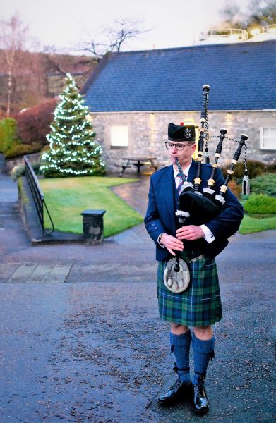 Glenfiddich-Distillery-Bagpipe-Blaeser-Weihnachtsbaum-Insta