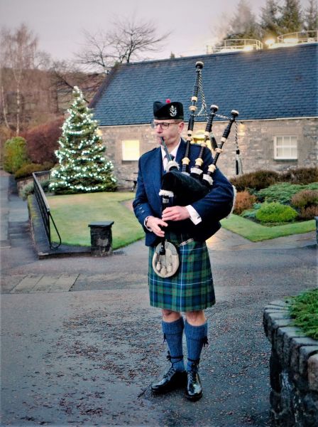 Glenfiddich-Distillery-Bagpipe-Blaeser-Weihnachtsbaum