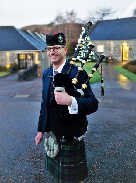 Glenfiddich-Distillery-Bagpipe-Blaeser