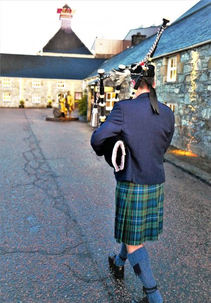 Glenfiddich-Distillery-Bagpipes-am-Weg