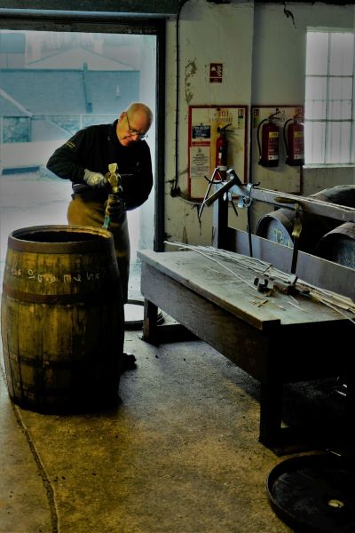 Glenfiddich-Distillery-Cooperage-Kuefer-Ian-Mc-Donald