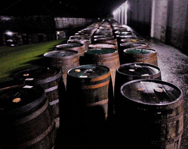Glenfiddich-Distillery-Faesser-bei-Nacht