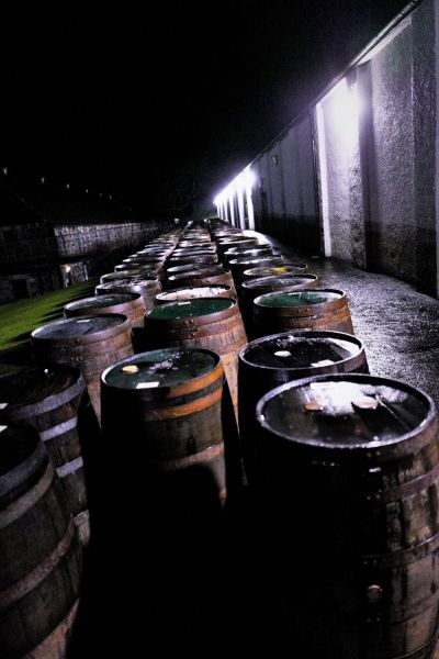 Glenfiddich-Distillery-Faesser-whisky-im-Regen