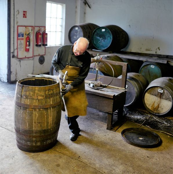 Glenfiddich-Distillery-Head-Cooper-Ian-Mc-Donald-bei-der-Arbeit