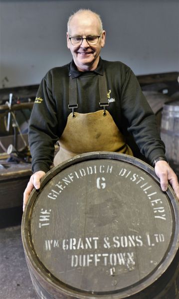 Glenfiddich-Distillery-Head-Cooper-Ian-Mc-Donald-und-Fass