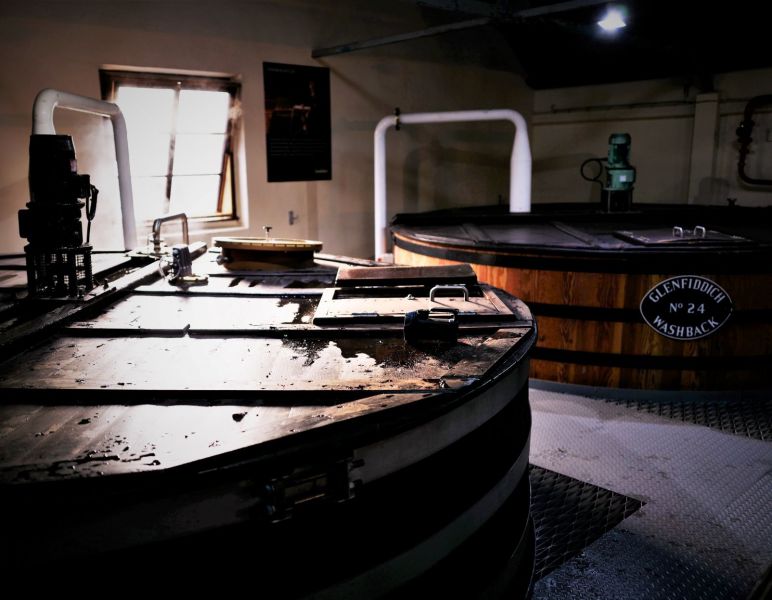Glenfiddich-Distillery-Washback-im-Gegenlicht