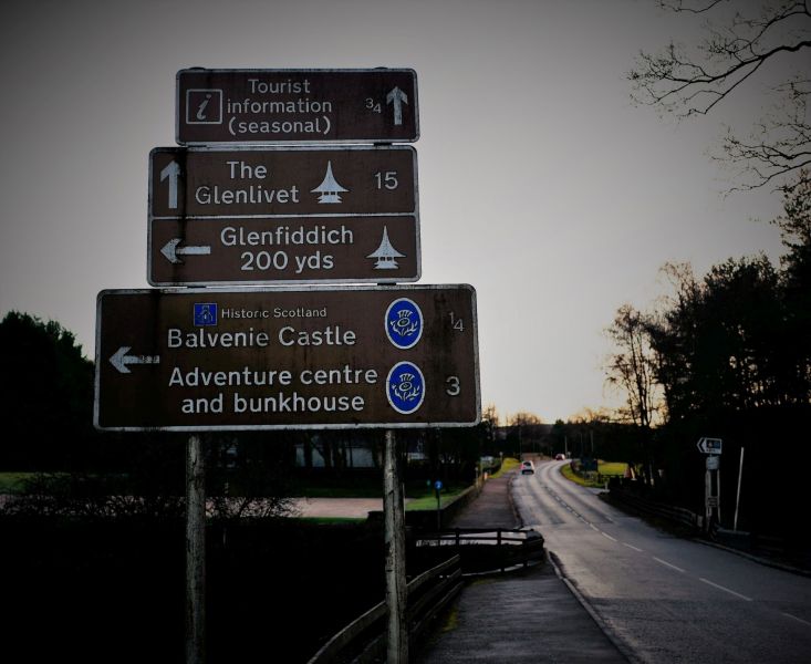 Glenfiddich-Distillery-am-Weg-zum-Eingang