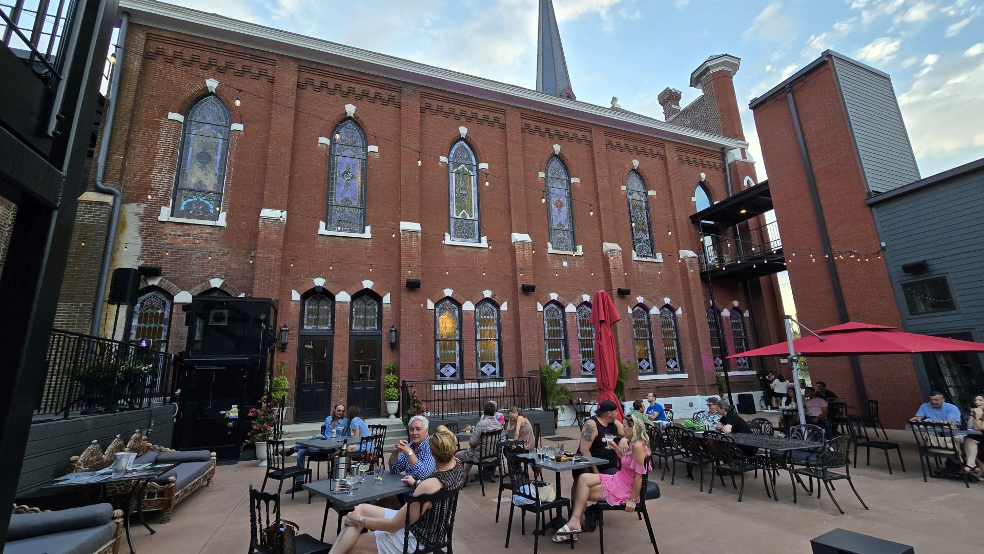 Der Innenhof ist auch der Restaurantbereich