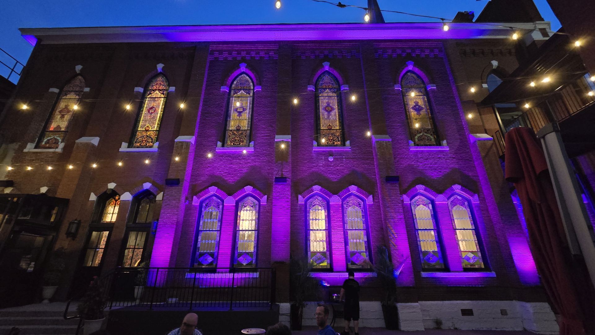 Lichtspiele an der mit Kirchenfenstern besetzten Fassade - von  lila...