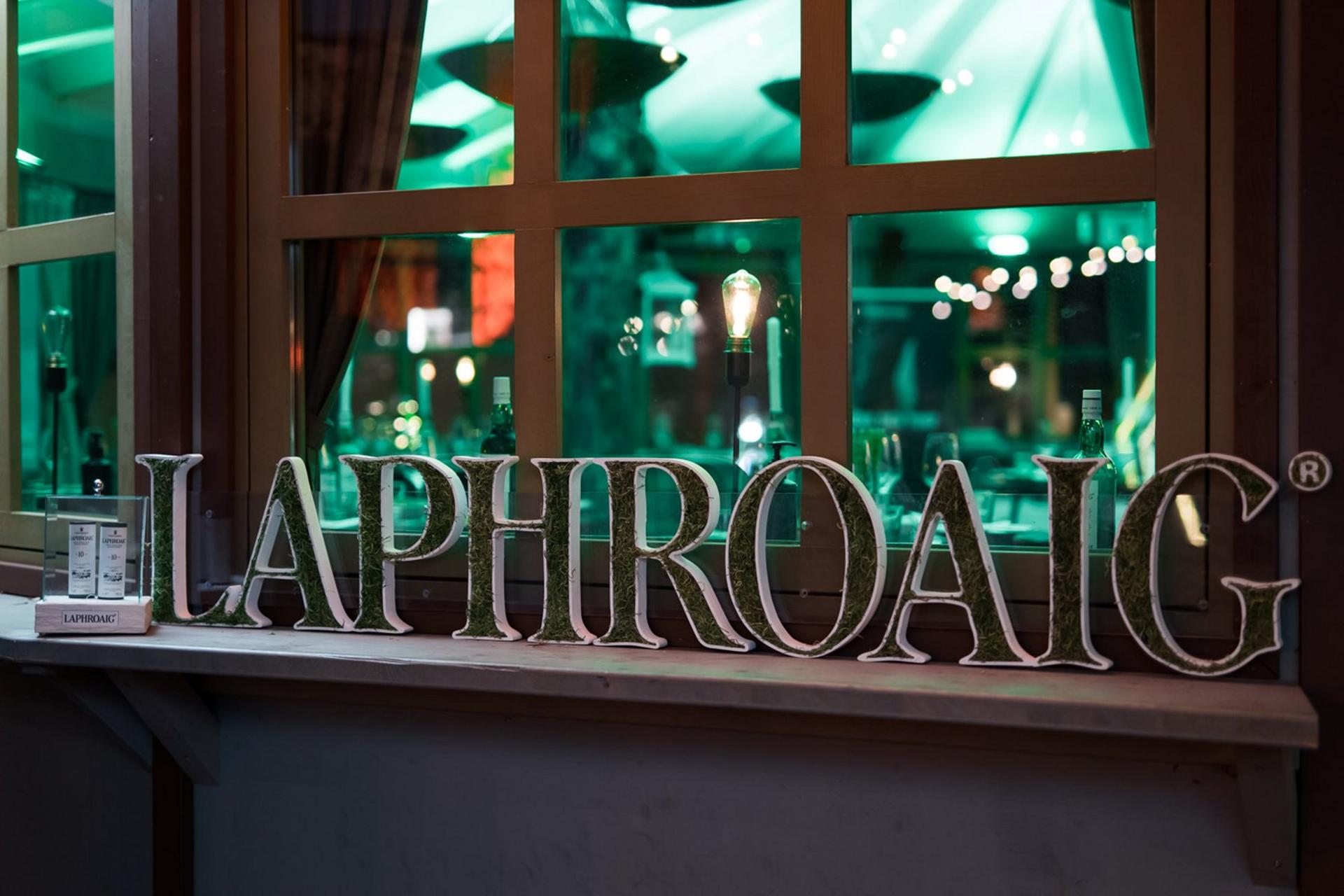 Der Schriftzug vor dem in Laphroiag-Grün getauchten Pavillon. Bild: AdrianAlmasan