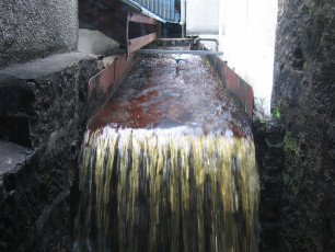 Durch Torf verfärbtes Wasser in der Destillerie Aberlour