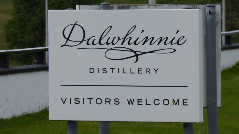 24-Einfahrt-zur-Dalwhinnie-Distillery