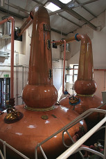 Stills in der Knockdhu Distillery