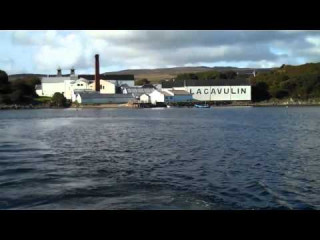 Video: Destillerien auf Islay vom Meer aus gesehen