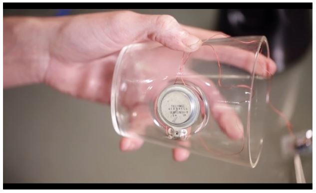 Das High Tech Whiskyglas, mit dem man HÖRT, was man trinkt (mit Video)
