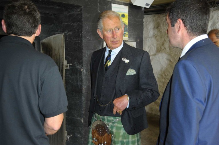 Whisky im Bild: 10x Prince Charles bei Laphroaig und Gewinnspiel