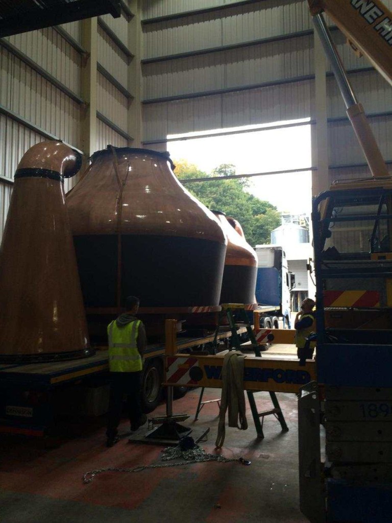 Whisky im Bild: Stills kommen in die Waterford Distillery