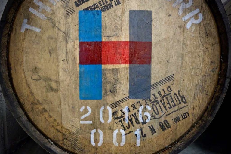 Whisky im Bild: Fass 1 der Isle of Harris Distillery befüllt