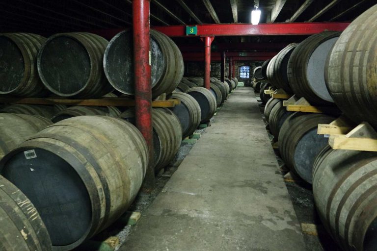 Whisky im Bild: Lagerhäuser bei Lagavulin – leer und voll