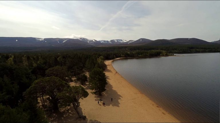Video: Quadcopter über Loch Morlich, Glenmore, Aviemore Scotland