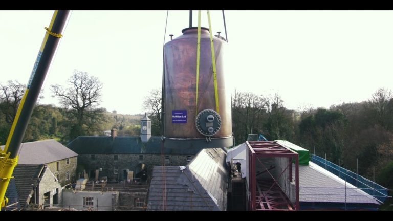Video: Ankunft und Einbau der Stills in der Slane Distillery (Irland)