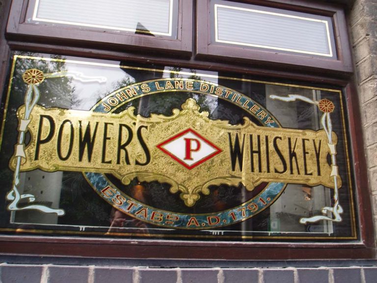 Video auf RTÉ: Whiskeyproduktion in der Powers Distillery in Dublin 1977