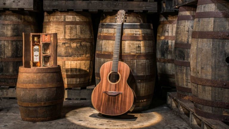 PR: Bushmills und Lowden bauen Gitarre aus Whiskyfässern (mit Video)