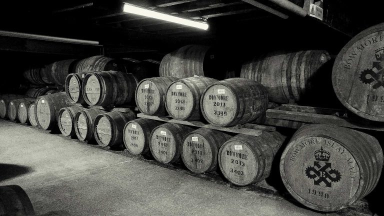 Whisky im Bild: Fässer bei Bowmore (Wallpaper)