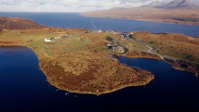 Video: Die Ardnahoe-Brennblasen kommen auf Islay an