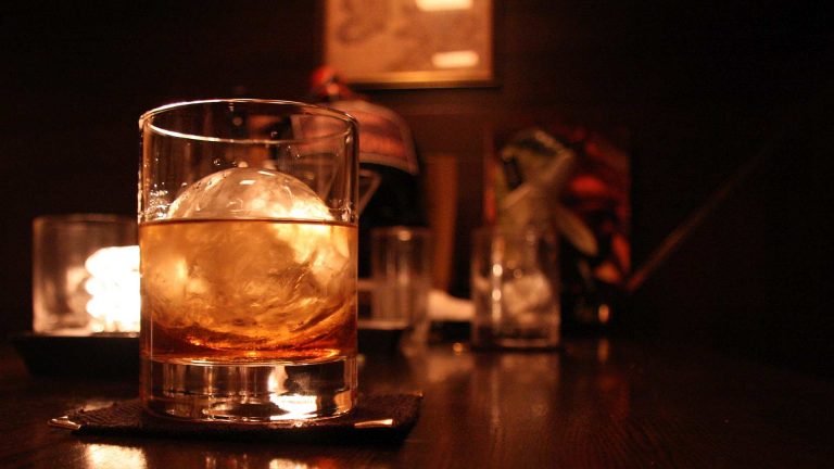 Men’s Health: Warum man Eis mit Whisky trinken soll