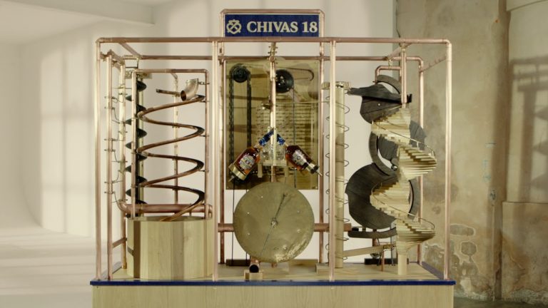 Video: Die komplizierteste Whisky-Einschenkmaschine der Welt