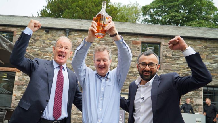 The Lakes Distillery stellt Weltrekorde bei Flaschenauktion auf (mit Video)