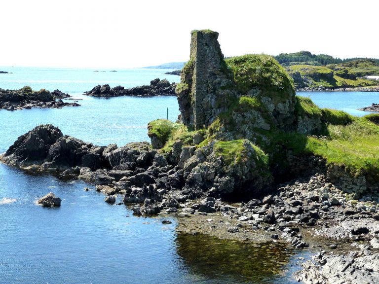 Diageo finanziert Ausgrabungen am Dunyvaig Castle bei Lagavulin