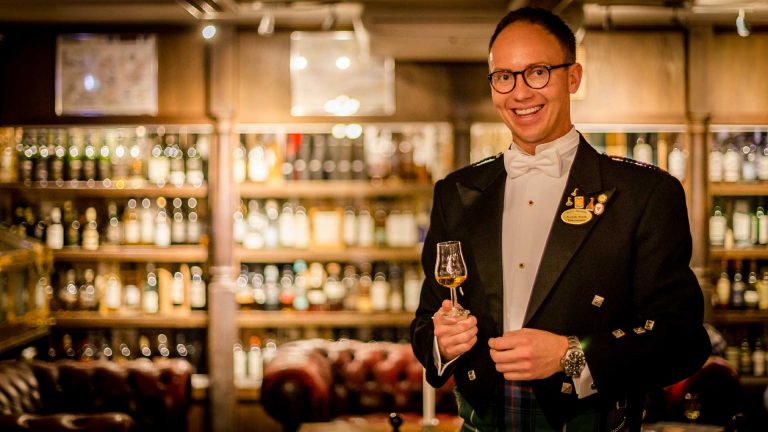 PR: Neuer Guinness Weltrekord für größte Whiskysammlung der Welt: Hotel Skansen auf der schwedischen Ostseeinsel Öland ausgezeichnet