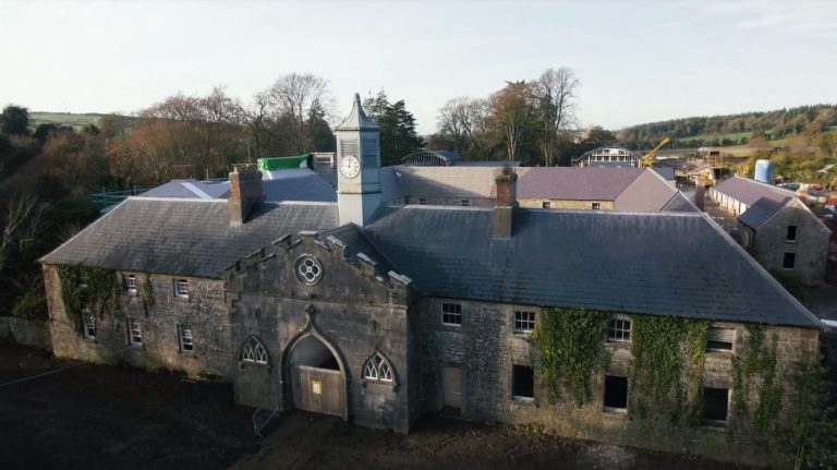 Slane Distillery in Irland füllt erstes Fass